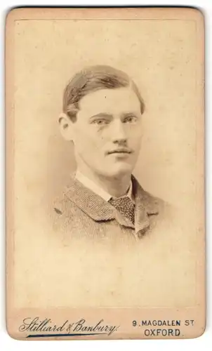 Fotografie Stilliard & Banbury, Oxford, Portrait junger Mann mit Seitenscheitel