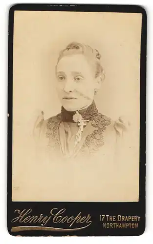 Fotografie Henry Cooper, Northampton, Portrait junge Frau mit zusammengebundenem Haar