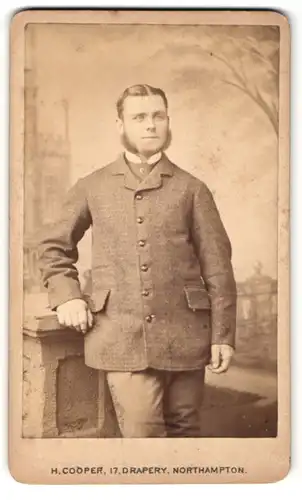 Fotografie Henry Cooper, Northampton, Portrait Herr mit Backenbart in zeitgenöss. Kleidung