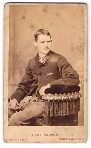 Fotografie Henry Cooper, Northampton, Portrait junger Mann in zeitgenöss. Kleidung