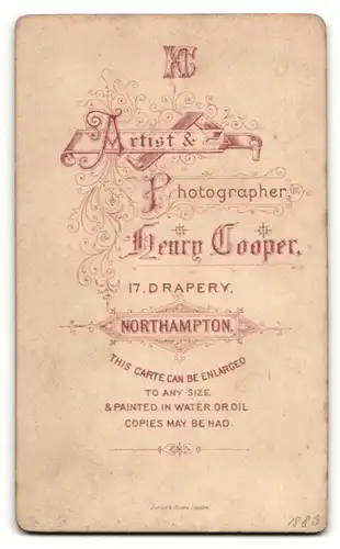 Fotografie Henry Cooper, Northampton, Portrait junger Mann in zeitgenöss. Kleidung