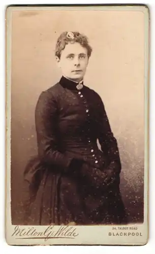 Fotografie Milton G. Wilde, Blackpool, Portrait Dame in schwarz