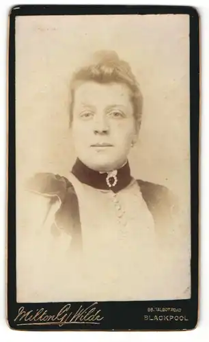 Fotografie Milton G. Wilde, Blackpool, Portrait junge Frau mit zusammengebundenem Haar