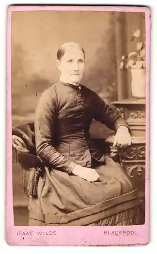 Fotografie Isaac Wilde, Blackpool, Portrait ältere Dame in zeitgenöss. Kleidung
