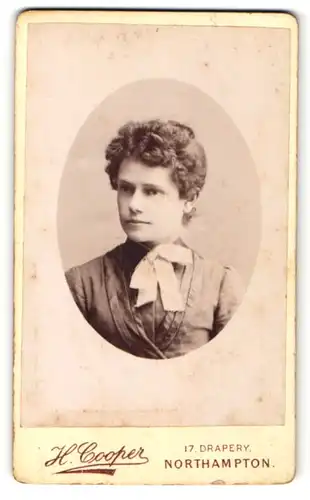 Fotografie H. Cooper, Northampton, Portrait junge Dame mit zusammengebundenem Haar
