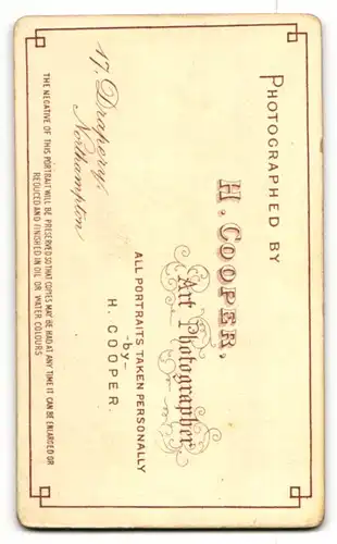 Fotografie H. Cooper, Northampton, Portrait junge Dame mit zusammengebundenem Haar