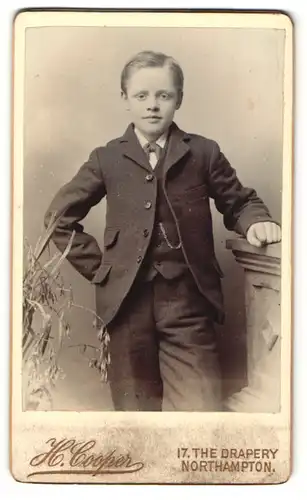 Fotografie H. Cooper, Northampton, Portrait Knabe in Anzug