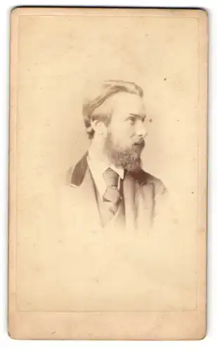 Fotografie R. Dighton, Cheltenham, Portrait Mann mit gekämmten Haaren und Vollbart im Anzug mit Krawatte