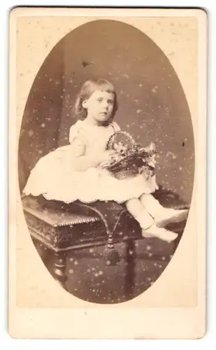 Fotografie R. Dighton, Cheltenham, kleines Mädchen mit Blumenkorb in der Hand in hellem Kleid