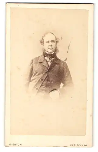Fotografie R. Dighton, Cheltenham, Portrait Mann mit leichtem Bart im Anzug