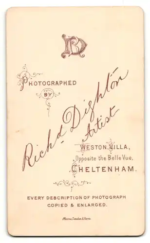 Fotografie R. Dighton, Cheltenham, Mann mit Halbglatze und Bart im Anzug auf Sessel sitzend