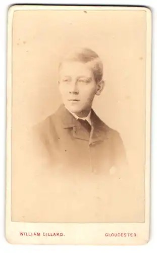 Fotografie William Gillard, Gloucester, Portrait Junge mit gekämmten Haaren im Anzug