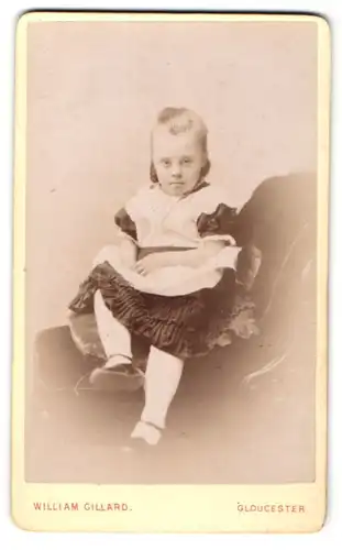Fotografie William Gillard, Gloucester, kleines Mädchen mit Zöpfen im Kleid mit Strümpfen