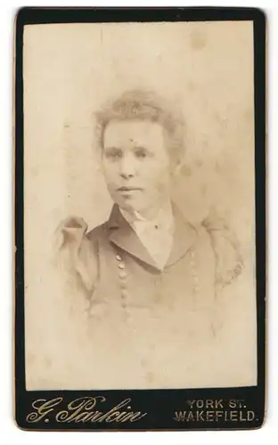 Fotografie G. Parkin, Wakefield, Portrait Frau mit lockiger Frisur in Kleid mit hellem Kragen