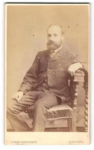 Fotografie Fred K. Downer, Watford, Mann mit Vollbart im Anzug auf Stuhl sitzend