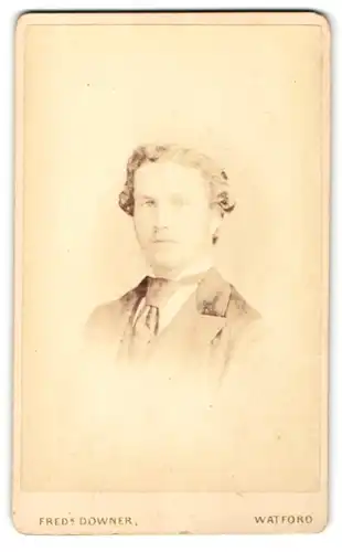 Fotografie Fred K. Downer, Watford, Portrait Mann mit lockiger Frisur im Anzug mit Krawatte