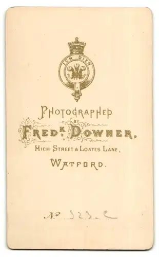 Fotografie Fred K. Downer, Watford, Portrait Mann mit lockiger Frisur im Anzug mit Krawatte