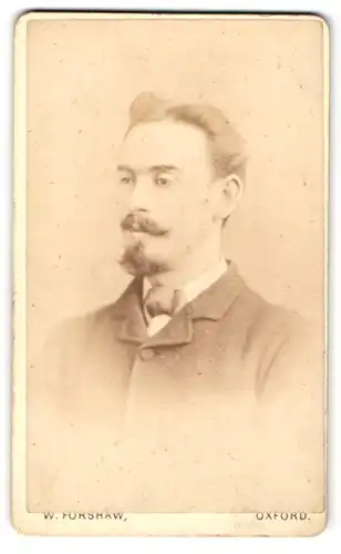 Fotografie W. Forshaw, Oxford, Portrait junger Herr mit zeitgenössischer Frisur und Bart