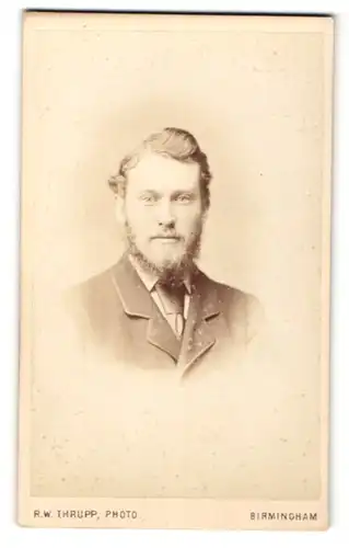 Fotografie Robert W. Thrupp, Birmingham, Portrait bürgerlicher Herr im eleganten Anzug mit Vollbart