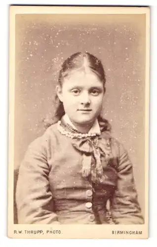 Fotografie Robert W. Thrupp, Birmingham, Portrait junges Mädchen mit Kragenschleife und Halskette