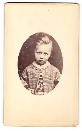 Fotografie Thos. Starmer, Birmingham, Portrait kleines Kind im gestreiften Hemd und karierter Jacke
