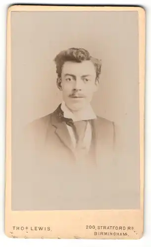 Fotografie Thos. Lewis, Birmingham, Portrait bürgerlicher Herr im Anzug mit Krawatte