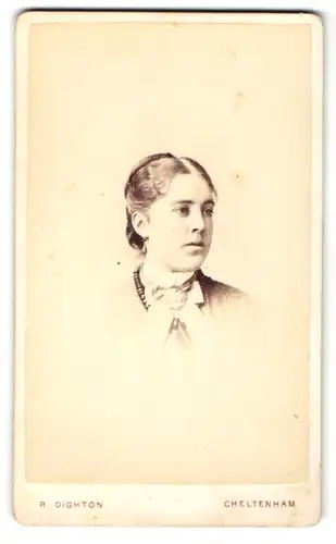 Fotografie R. Dighton, Cheltenham, Portrait junge Dame mit Hochsteckfrisur und Kragenbrosche