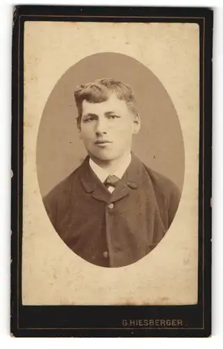 Fotografie G. Hiesberger, Wien, Portrait junger Mann mit Fliege und zeitgenössischer Frisur