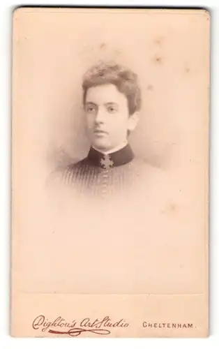 Fotografie R. Dighton, Cheltenham, Portrait junge Dame im modischen Kleid mit Kragenbrosche