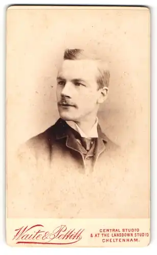 Fotografie Waite & Pettitt, Cheltenham, Portrait bürgerlicher Herr im Anzug mit Krawatte und Schnurrbart