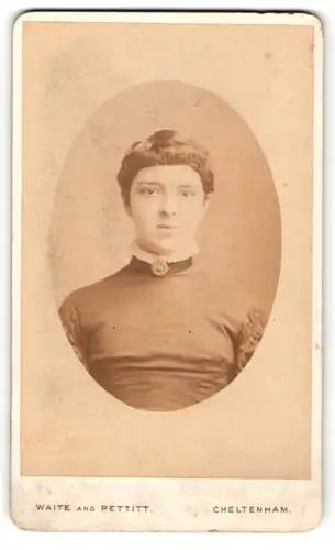 Fotografie Waite & Pettitt, Cheltenham, Portrait junge Dame in modischer Kleidung mit Kragenbrosche