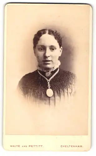 Fotografie Waite & Pettitt, Cheltenham, Portrait junge Dame mit Amulett und Kragenbrosche