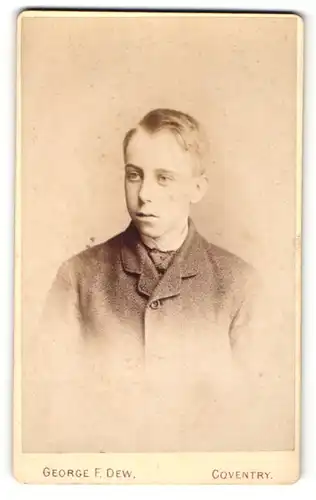 Fotografie George F. Dew, Coventry, Portrait blonder Bube im Jackett