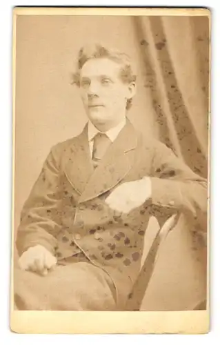 Fotografie William Nicholls, Lichfield, Portrait charmanter Herr in Krawatte und Jackett