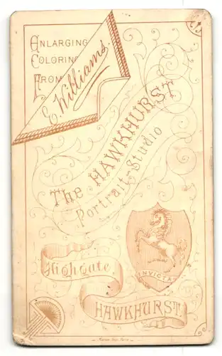Fotografie E. Williams, Hawkhurst, Portrait süsses Mädchen mit Spielzeug