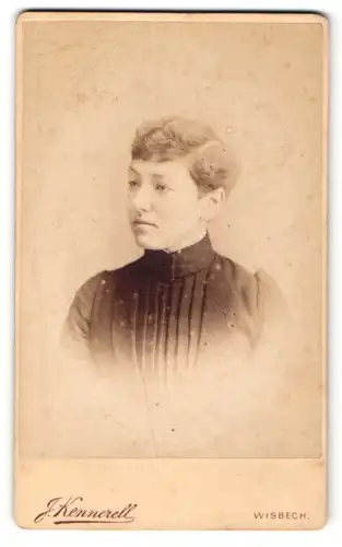 Fotografie J. Kennerell, Wisbech, Portrait schöne Frau in geraffter Bluse