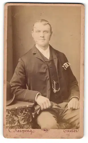 Fotografie Charles Keeping, Exeter, Portrait charmant blickender Herr im Anzug