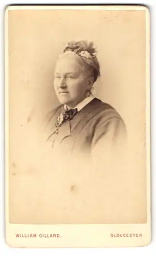 Fotografie William Gillard, Gloucester, Portrait betagte hübshce Frau mit Haar- und Ohrrschmuck
