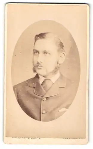 Fotografie William Gillard, Gloucester, Portrait charmanter junger Mann mit Kotelettenbart