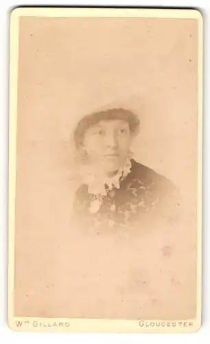 Fotografie William Gillard, Gloucester, Portrait hübsche junge Frau mit Hut