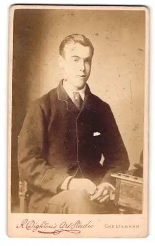 Fotografie R. Dightou, Cheltenham, Portrait junger hübscher Mann im Jackett