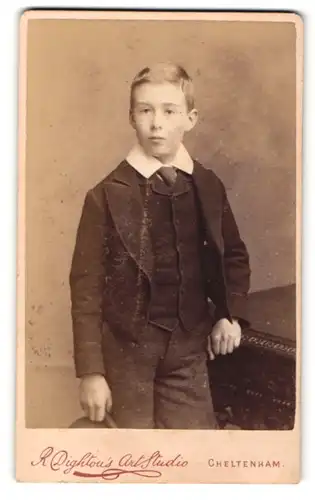 Fotografie R. Dightou, Cheltenham, Portrait niedlicher Bube im Jackett