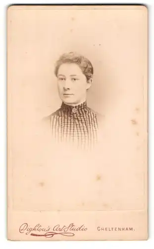 Fotografie R. Dightou, Cheltenham, Portrait hübsche brünette Dame in bestickter Bluse