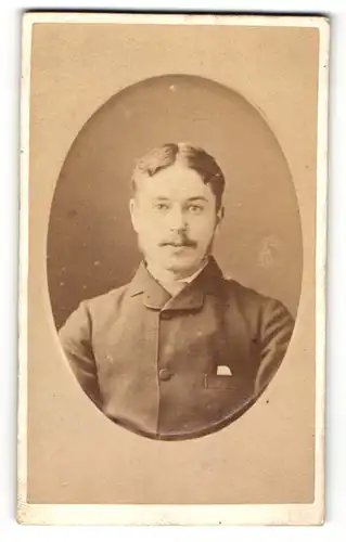Fotografie Frederick Brown, Lichfield, Portrait stattlicher junger Mann im Jackett