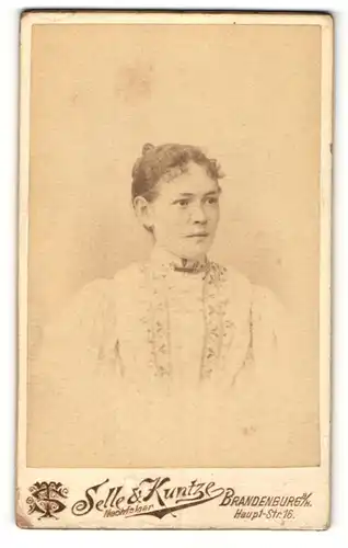 Fotografie Selle & Kuntze, Brandenburg a. H., Portrait schönes Fräulein in bestickter Bluse