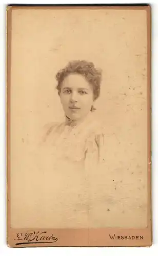 Fotografie L. W. Kurtz, Wiesbaden, Portrait charmantes Fräulein mit lockigem Haar