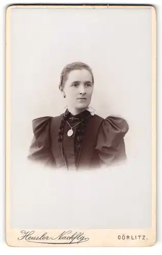 Fotografie Heusler, Görlitz, Portrait schönes Fräulein in Bluse mit Brosche und Halskette