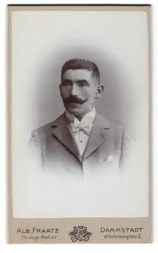 Fotografie Alb. Fraatz, Darmstadt, Portrait dunkelhaariger junger Mann mit Schnurrbart