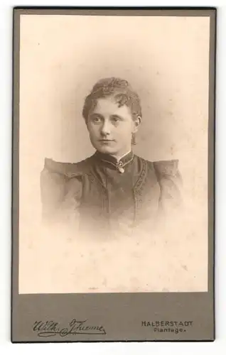 Fotografie Wilh. Thieme, Halberstadt, Portrait brünettes Fräulein in gerüschter Bluse und Brosche am Kragen