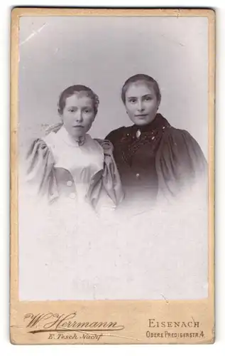 Fotografie W. Hermann, Eisenach, Portrait zwei wunderschöne Mädchen in eleganten Kleidern
